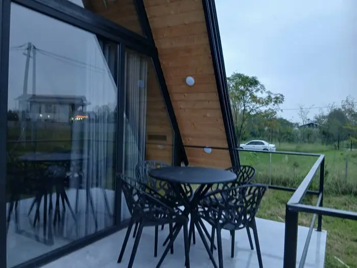 کلبه دوخوابه سوئیسی جکوزی دار باغ انار ۲