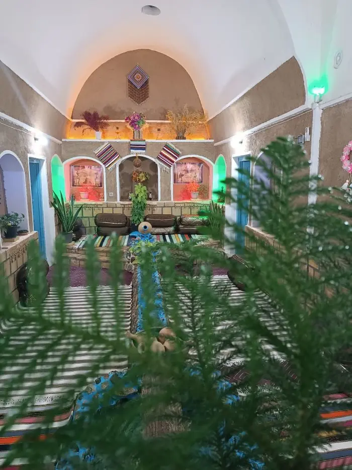 بوم گردی سرای کُین کاغذی - واحد 4 - شاهنشین با چشمانداز جوی آب و گلیم و طاقچه های کاهگلی