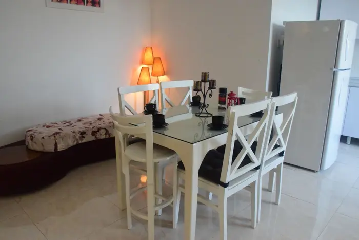 ویلا دوخوابه استخردار آبگرم توماج - میز ناهارخوری ۶ نفره