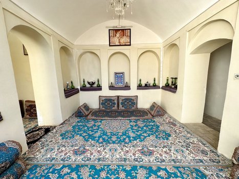 بوم گردی چخماق - واحد دل نشین - تالار در کنار هشتی