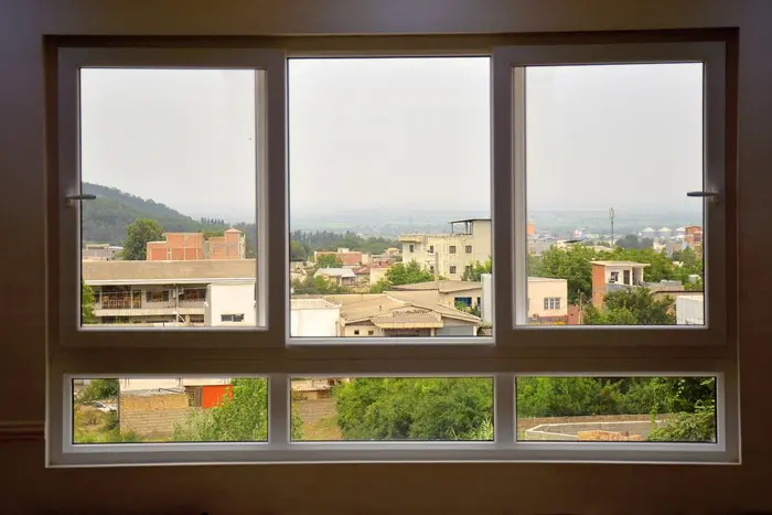 آپارتمان دوخوابه کارِن چشم انداز - پنجره پذیرایی عکس شماره ۵