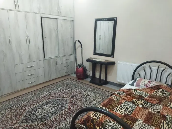 ویلا دوخوابه استخردار آبگرم باغ میناز - اتاق تک تخت با کمد دیواری فراوان با گرمایش شوفاژ