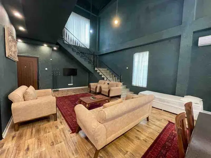 ویلا سه خوابه جنگلی دوبلکس شمشاد - پذیرایی و راه پله نیم طبقه دوم 