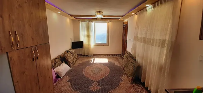 فلت آرامش جانا - نمای هال ومنظره از پنجره هال