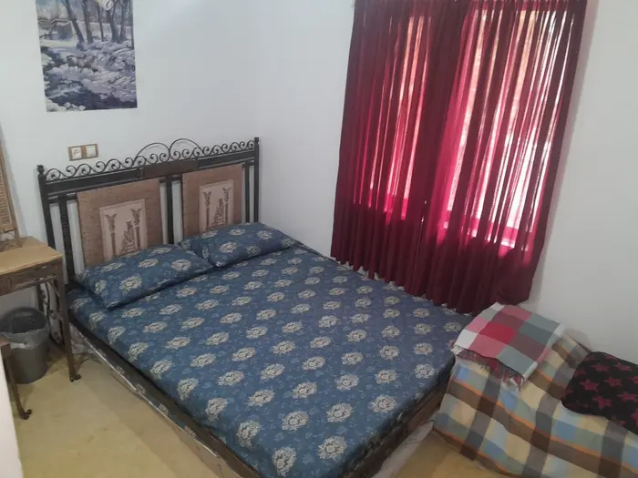 یک خوابه جنگلی شقایق 11 - اتاق خواب ۱۰ متری با تخت دو نفره و لحاف و تشک اضافه 