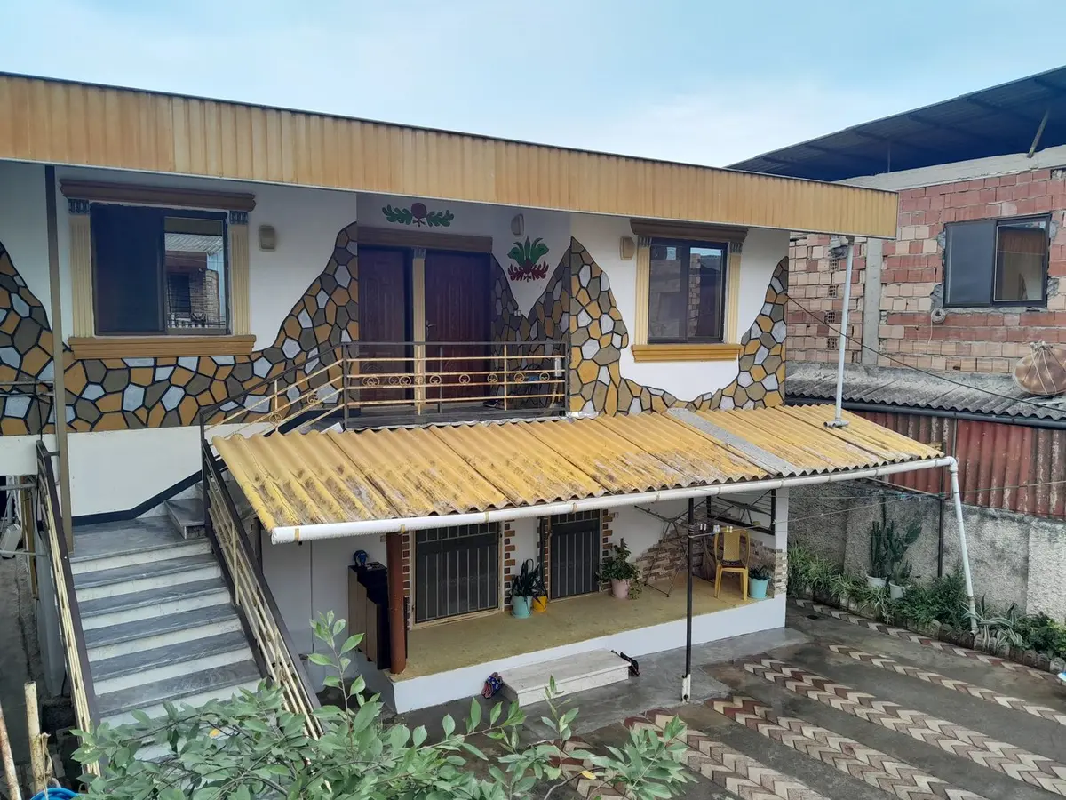 ویلا یک خوابه شقایق 11 - نمای کامل ساختمان،  سوئیت در طبقه اول 