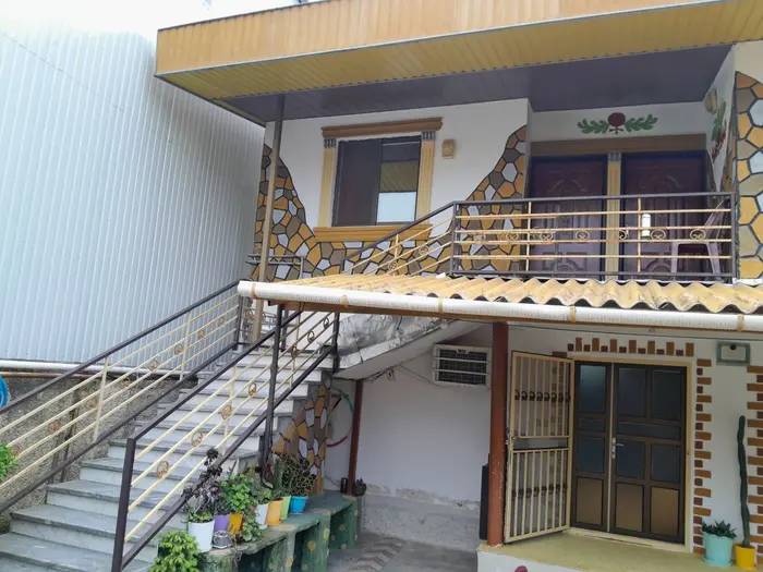 یک خوابه جنگلی شقایق 11 - راه پله ورودی طبقه اول ساختمان 