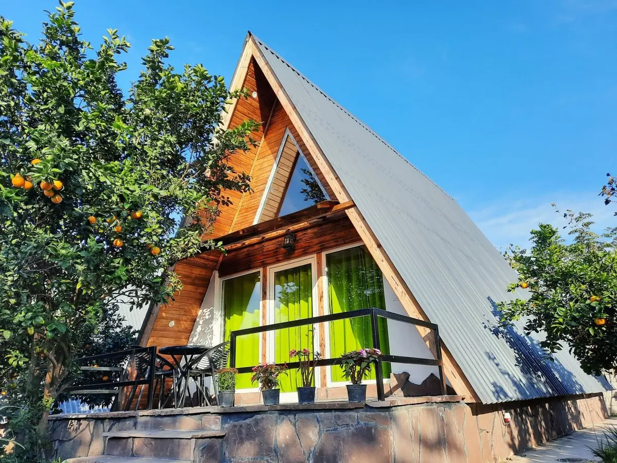 کلبه دوخوابه دوبلکس سوئیسی علیپور - نمای کلبه