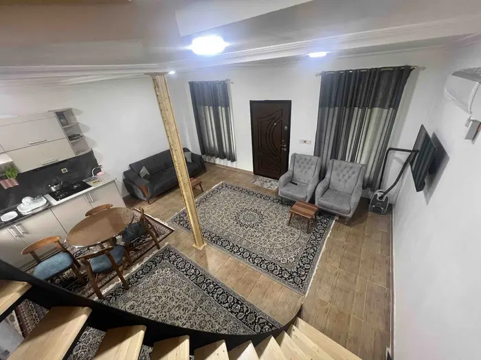 یک خوابه سوئیسی آیهان - نمای حال پذیرایی و آشپزخانه کلبه 