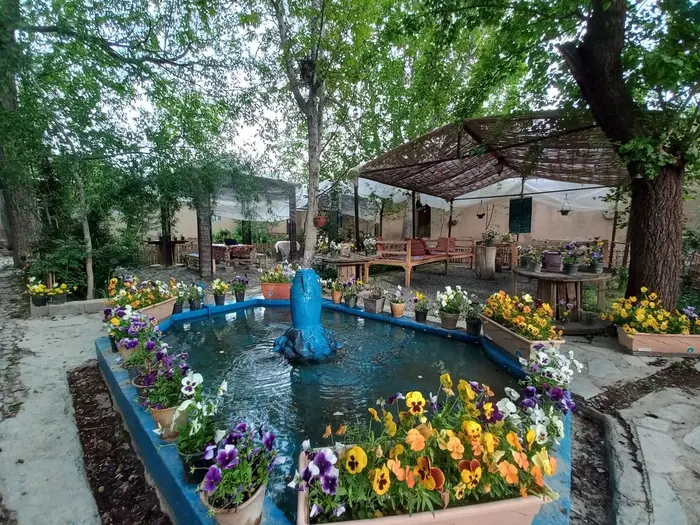 بوم گردی سرای کربلایی فریدون - واحد دلنشین ۲ - حیاط مشترک اقامتگاه، زیبا، دارای درختان گردو و آلاچیق ها