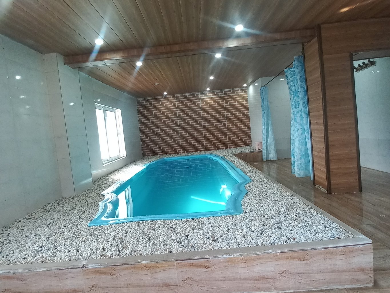 کلبه دوخوابه جنگلی استخردار سنگ پشته