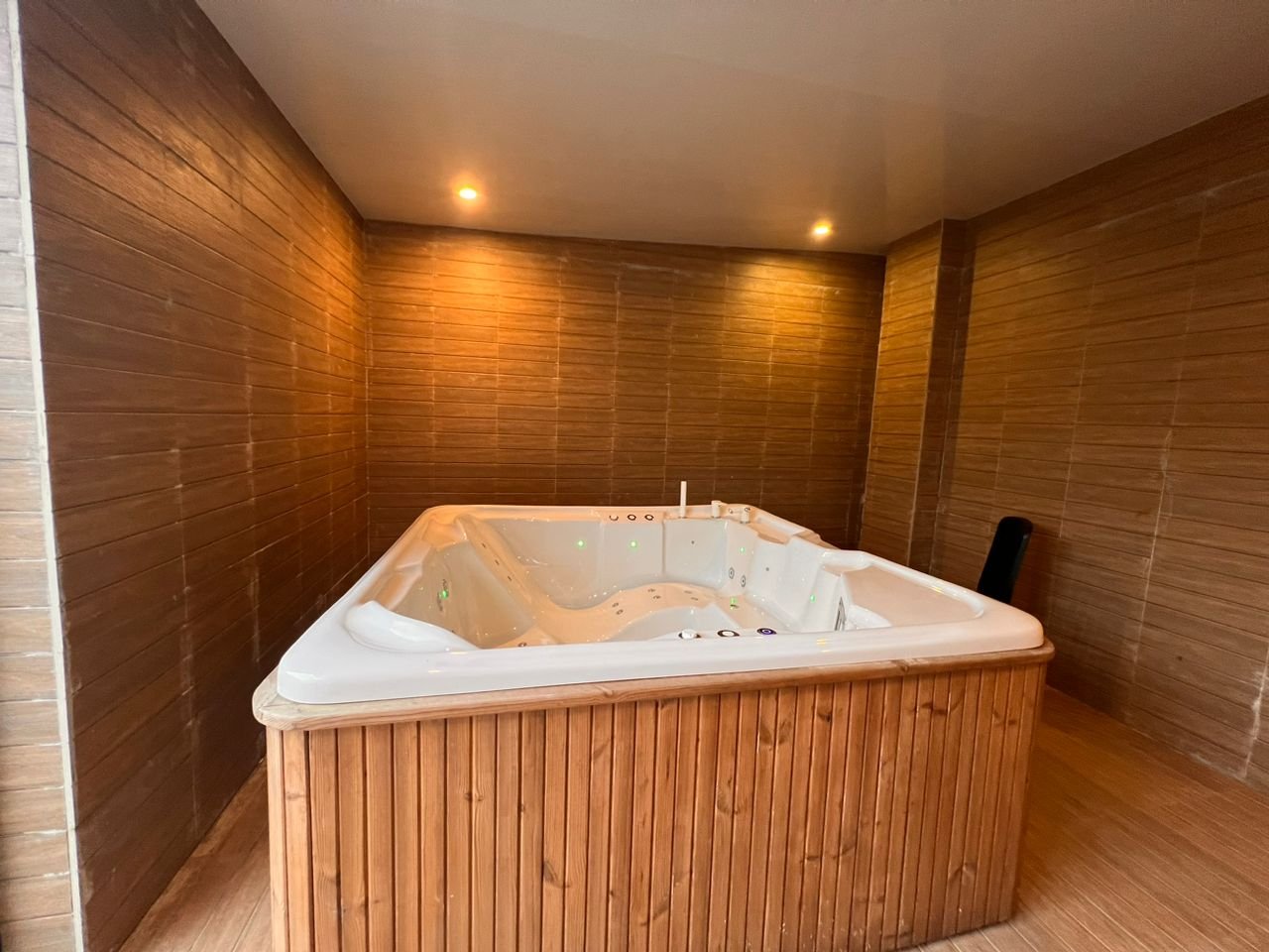 یک خوابه جکوزی دار ملیسا