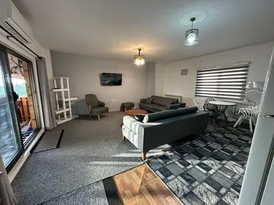 آپارتمان دوخوابه بام لاله