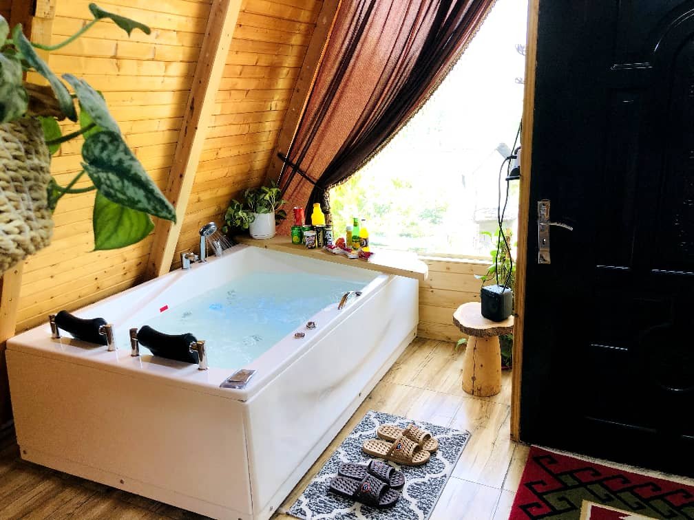 کلبه یک خوابه جکوزی دار سوئیسی سالار