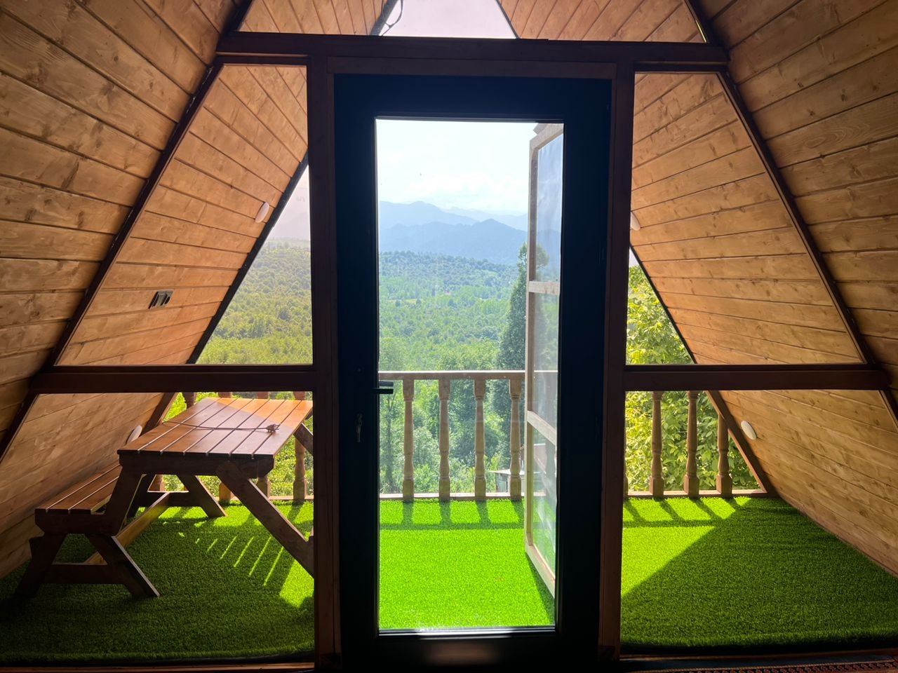 یک خوابه سوئیسی بهشت چوبی