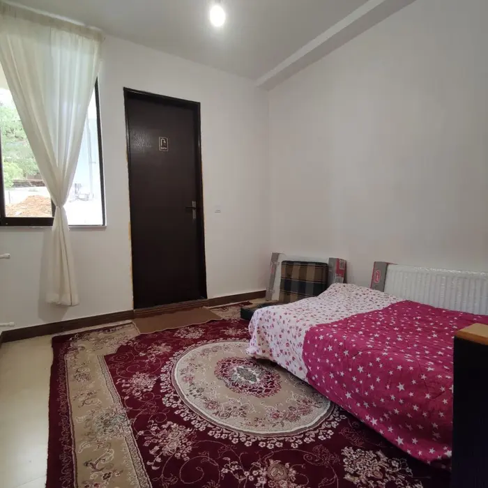 آپارتمان دوخوابه جنگلی سعیدی تنیانی - اتاق خواب باتخت یک نفره با چند دست رختخواب سنتی 