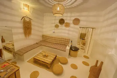 بومگردی یک خوابه استخردار آبگرم نخل سفید ماج