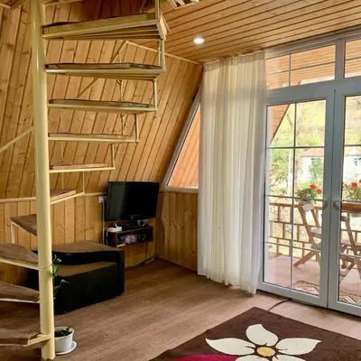 کلبه دوخوابه چوبی سوئیسی روما 1