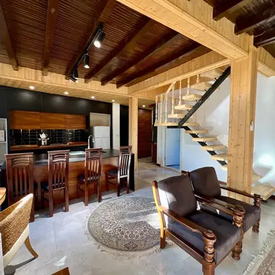 کلبه چهارخوابه استخردار آبگرم سفید