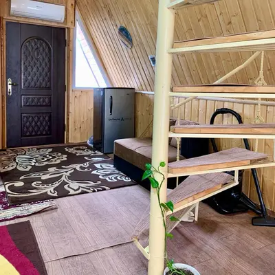 کلبه دوخوابه چوبی سوئیسی روما 1