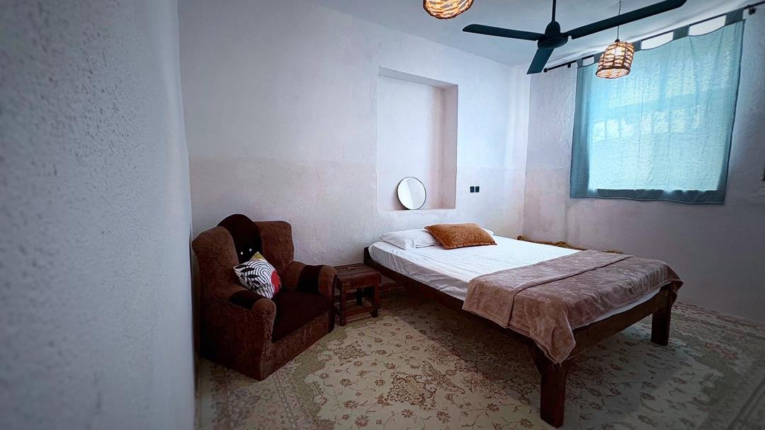 هاستل چیل هاوس - واحد ماه