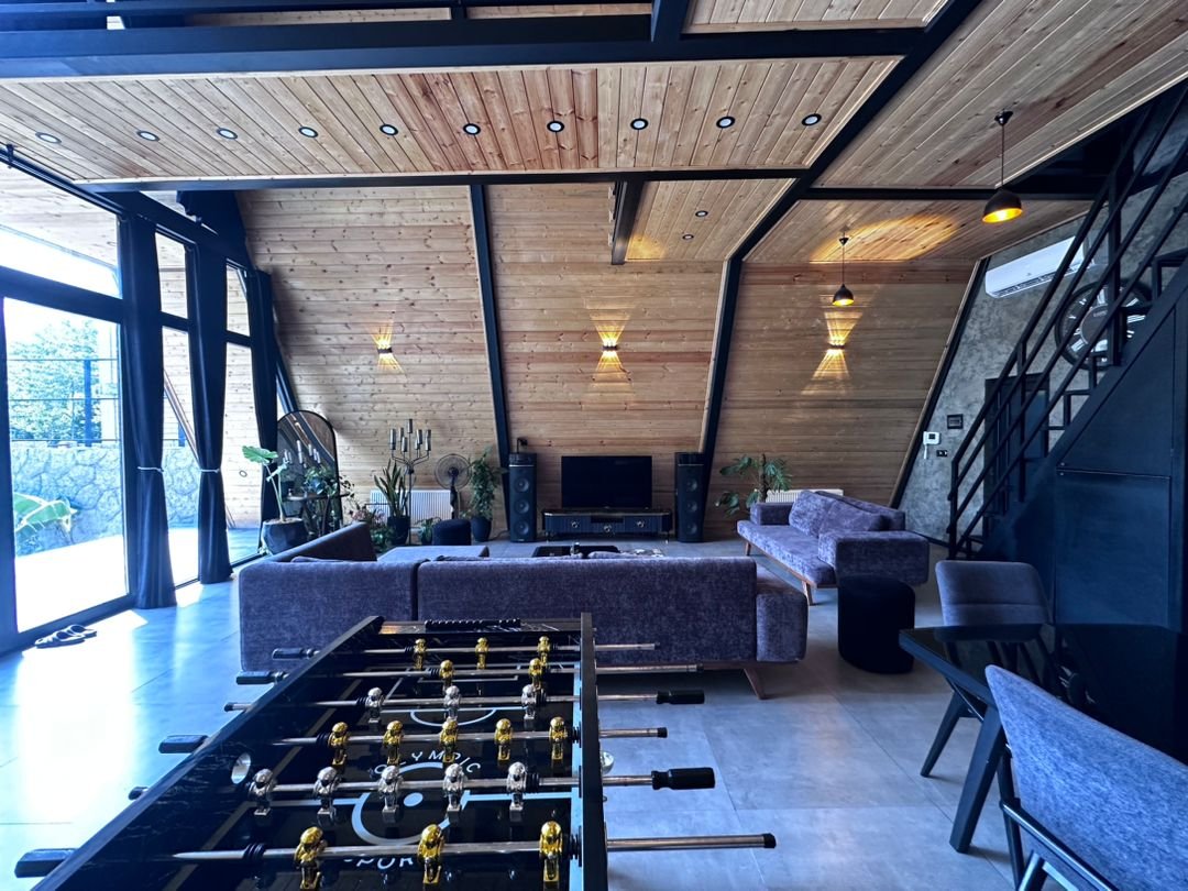 کلبه یک خوابه سوئیسی استخردار آب گرم شاد