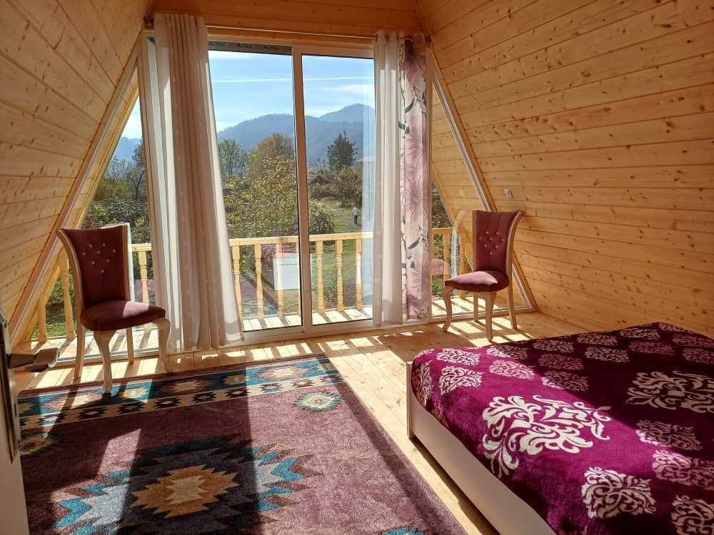 کلبه دوخوابه سوئیسی شاد