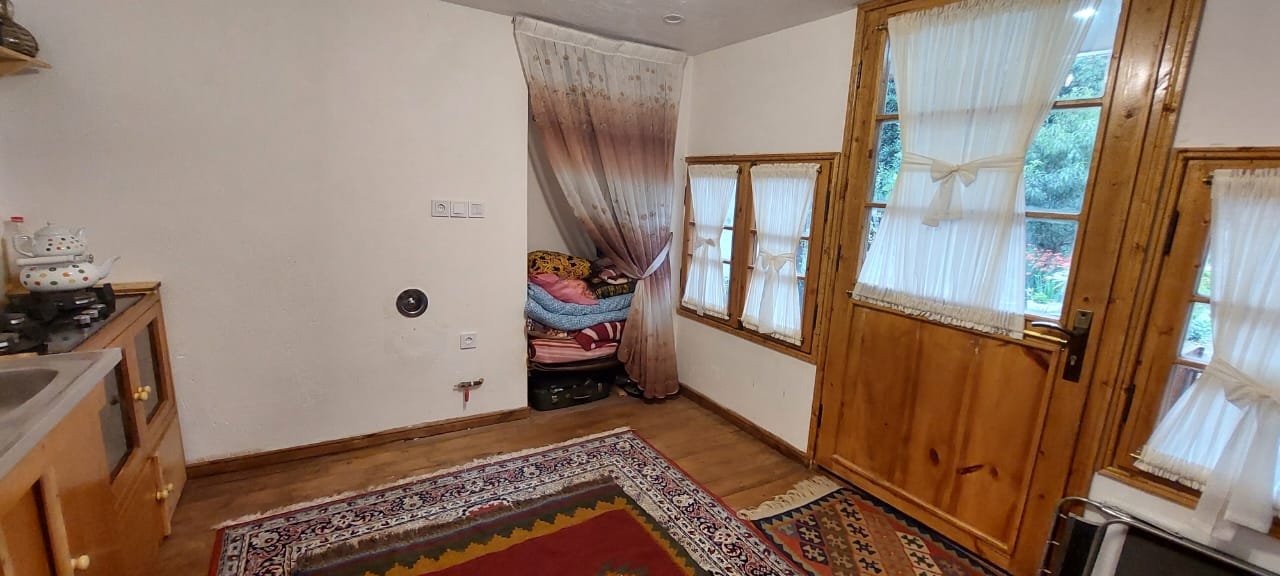 کلبه فلت چوبی گلها