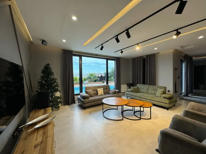 ویلا سه خوابه ساحلی استخردار آبگرم کاج 1