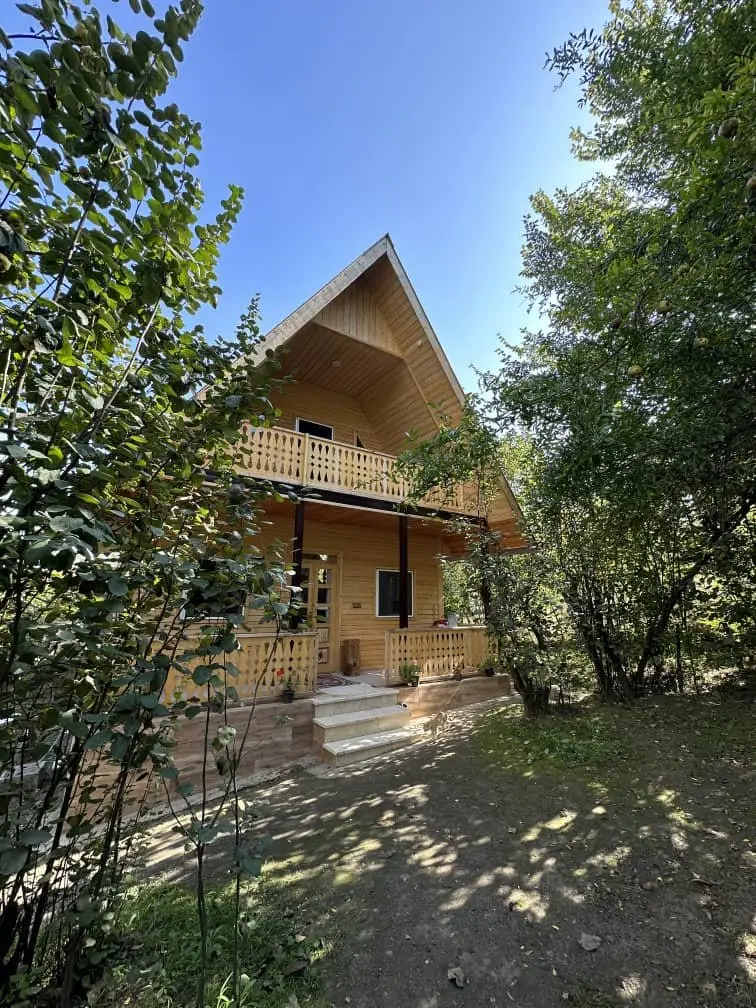 کلبه یک خوابه جنگلی ماه عسل بام سبز