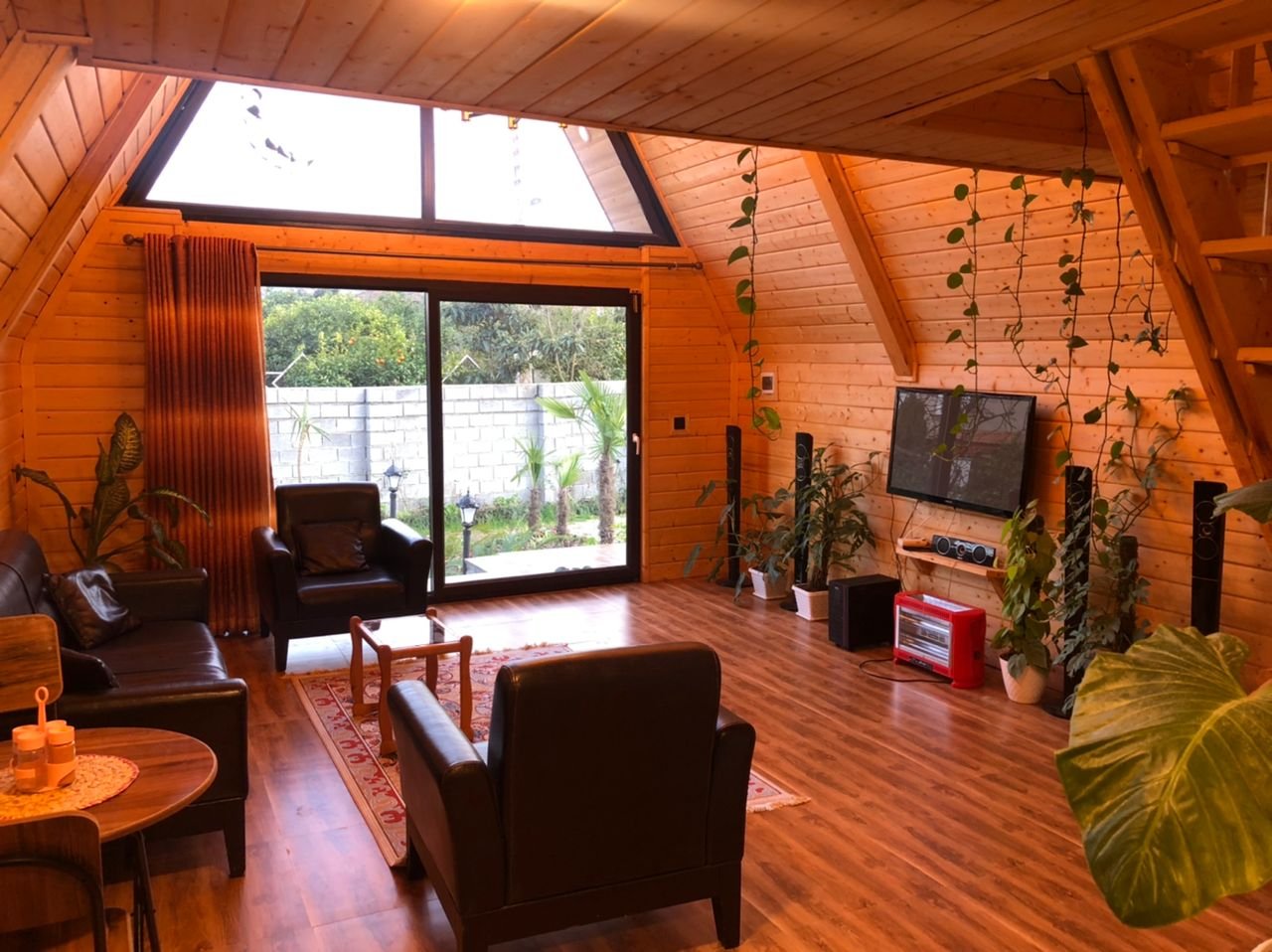 کلبه یک خوابه جنگلی گل رز