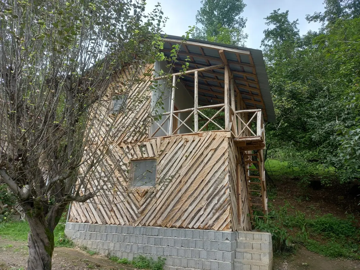 کلبه یک خوابه جنگلی توسکا ۱ -  حیاط