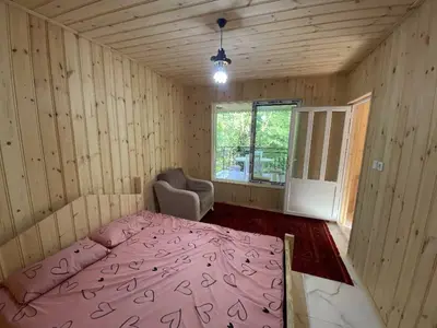 کلبه دوخوابه چوبی جنگلی بهشتی