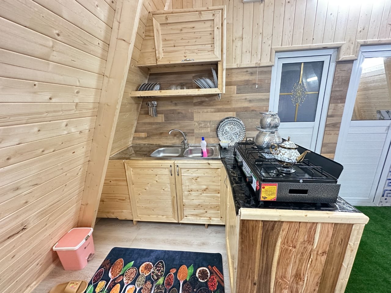 کلبه یک خوابه سوئیسی جکوزی دار یوکا