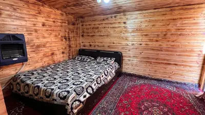 کلبه دوخوابه سوئیسی استخردار آبگرم کاج سبز