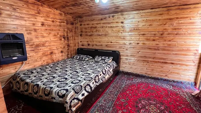 کلبه دوخوابه سوئیسی استخردار آبگرم کاج سبز