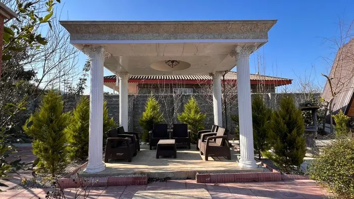 کلبه دوخوابه سوئیسی استخردار آبگرم کاج سبز