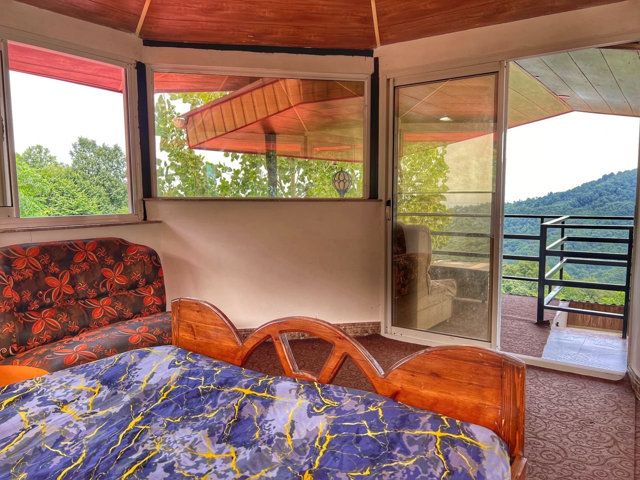 کلبه دوخوابه جکوزی دار جنگلی كرات