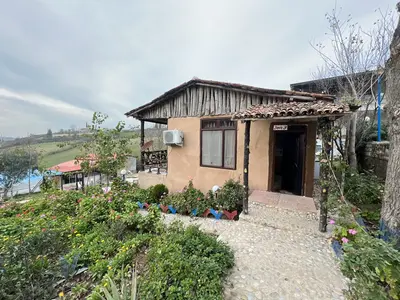 اقامتگاه سنتی یک خوابه گل باغ باران - واحد پامچال