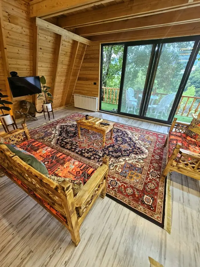 یک خوابه چوبی جنگلی جواهرده