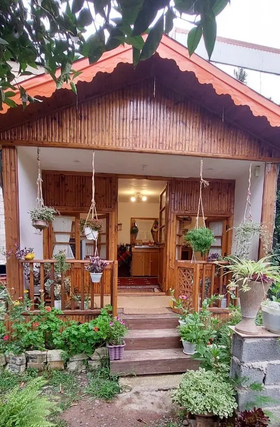 کلبه فلت چوبی گلها