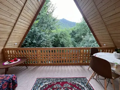 کلبه یک خوابه جنگلی ماه عسل بام سبز