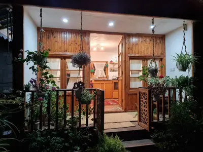 کلبه فلت چوبی گلها