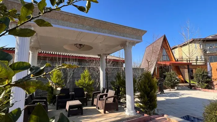 کلبه دوخوابه سوئیسی استخردار آبگرم کاج سبز