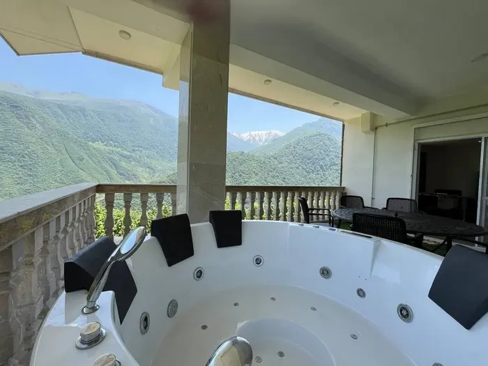 ویلا دوخوابه جکوزی دار سرای امیران -  جکوزی در هوای گرم