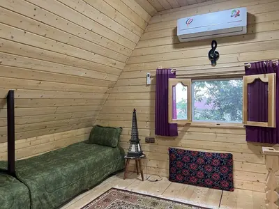 کلبه یک خوابه جنگلی ماه عسل بام سبز