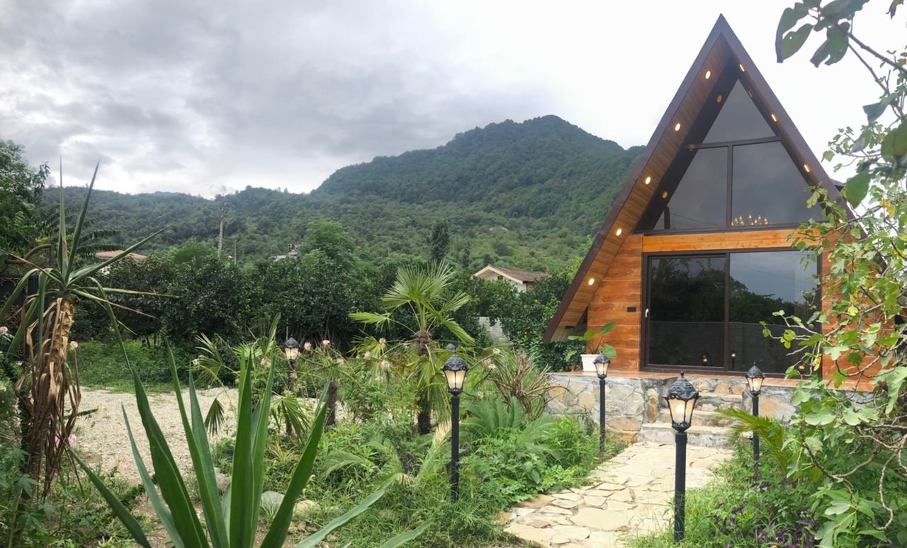 کلبه یک خوابه جنگلی گل رز