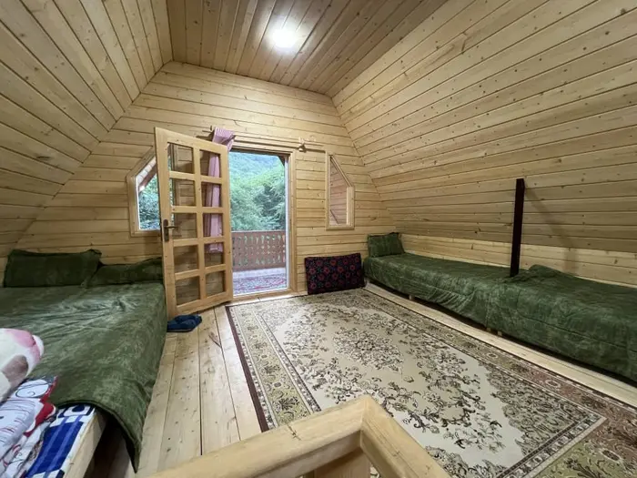 کلبه یک خوابه جنگلی ماه عسل بام سبز