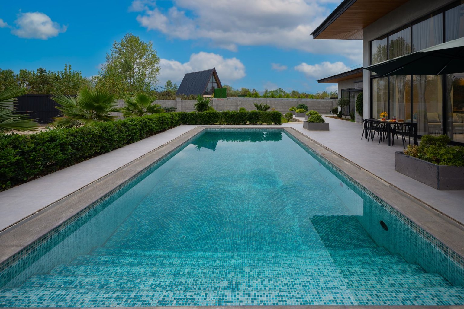 سه خوابه استخردار آبگرم عمارت کنج