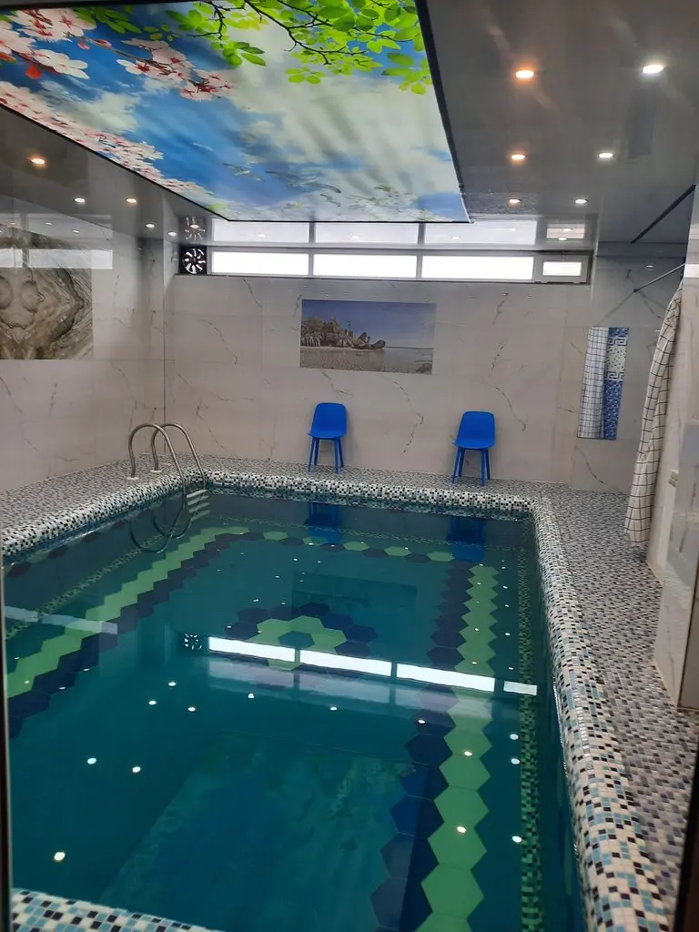 ویلا دوخوابه دوبلکس استخردار آبگرم نجفی - نمای استخر با آب شهری.